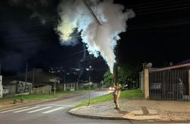 Fiação de poste pega fogo no Bairro Periolo, em Cascavel e bombeiros controlam as chamas