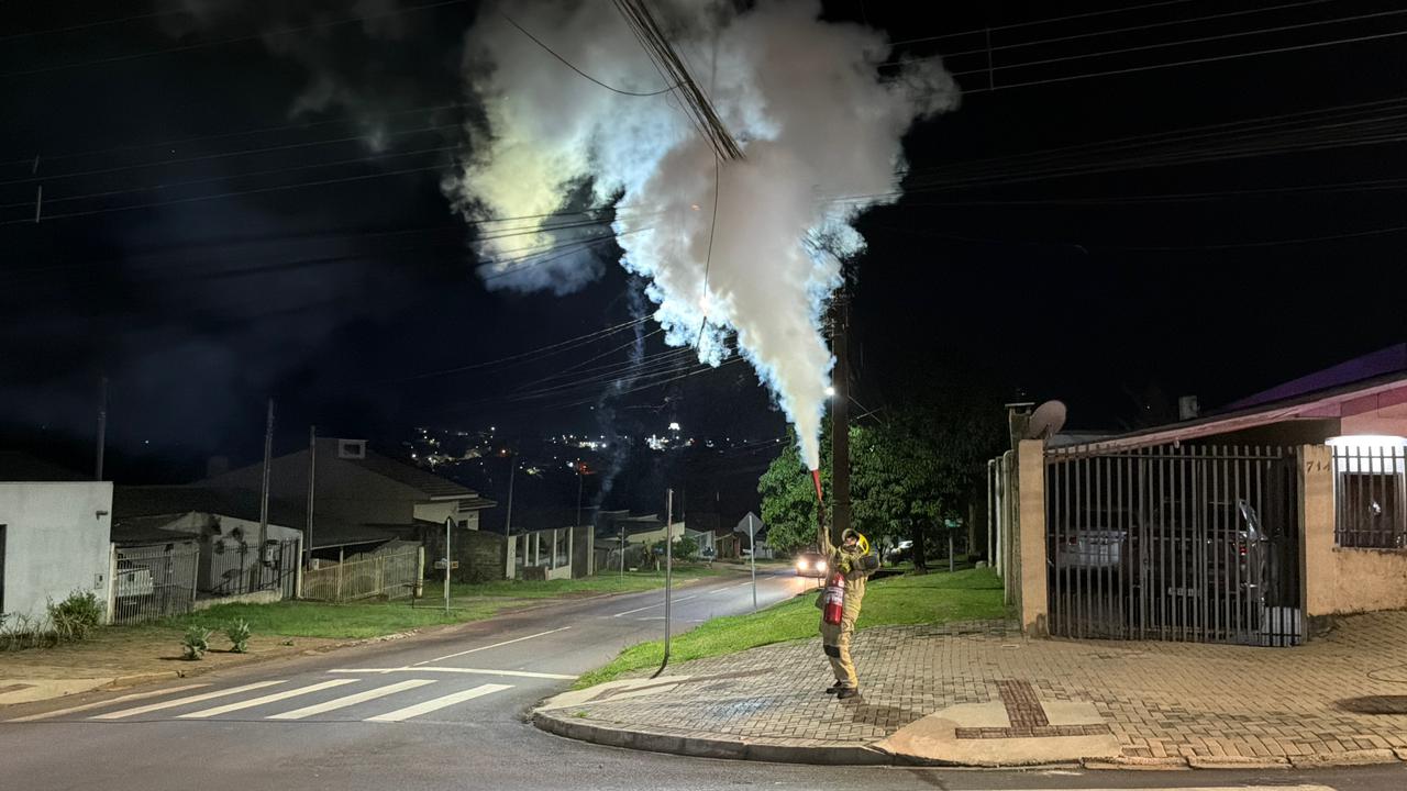 Fiação de poste pega fogo no Bairro Periolo, em Cascavel e bombeiros controlam as chamas