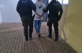 Homem com mandado de prisão por tráfico é detido após denúncia de carro com drogas na BR-277