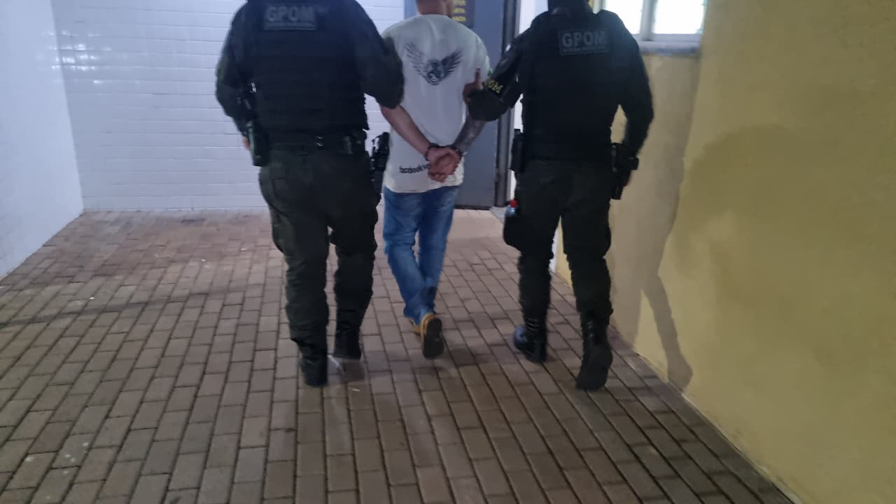 Homem com mandado de prisão por tráfico é detido após denúncia de carro com drogas na BR-277