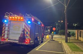 Fogo na fiação: Internauta flagra curto-circuito e chamas em poste no Bairro Periolo, em Cascavel