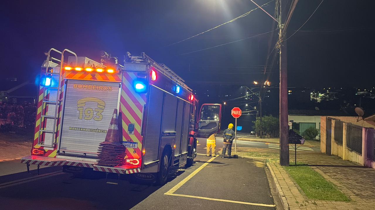 Fogo na fiação: Internauta flagra curto-circuito e chamas em poste no Bairro Periolo, em Cascavel
