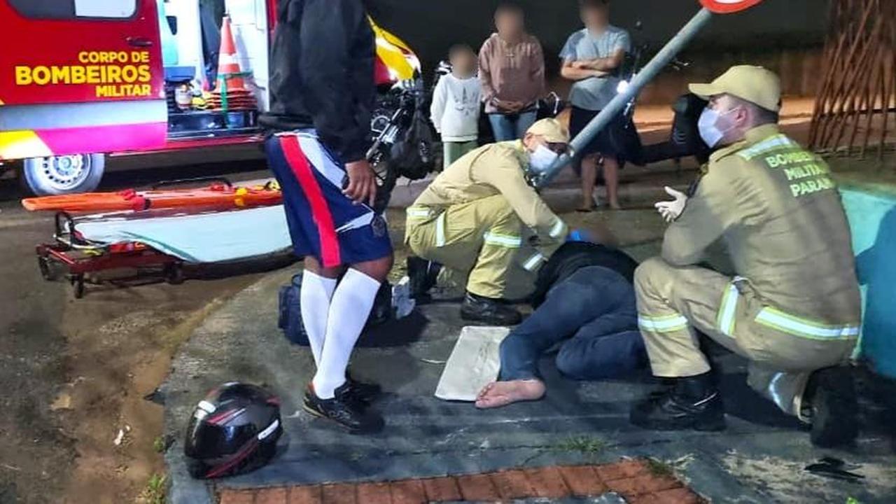 Motociclista fica ferido após perder controle e bater contra placa no Guarujá
