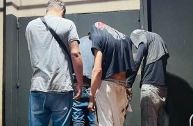 Cinco suspeitos acabam presos após carro usado em assalto bater contra meio-fio