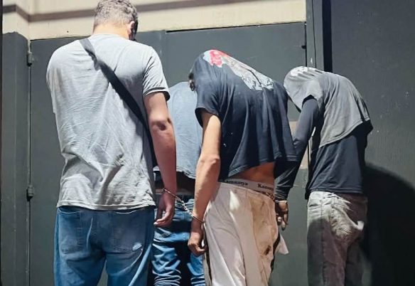 Cinco suspeitos acabam presos após carro usado em assalto bater contra meio-fio