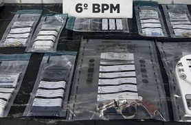 CHOQUE aborda grupo e apreende revólver, cocaína e dinheiro no Cascavel Velho