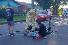 Acidente entre Peugeot 207 e duas motos deixa vítimas feridas no Jardim Alvorada, em Cascavel