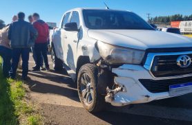 Hilux roda na pista após colisão lateral com caminhão na BR-277, em Cascavel
