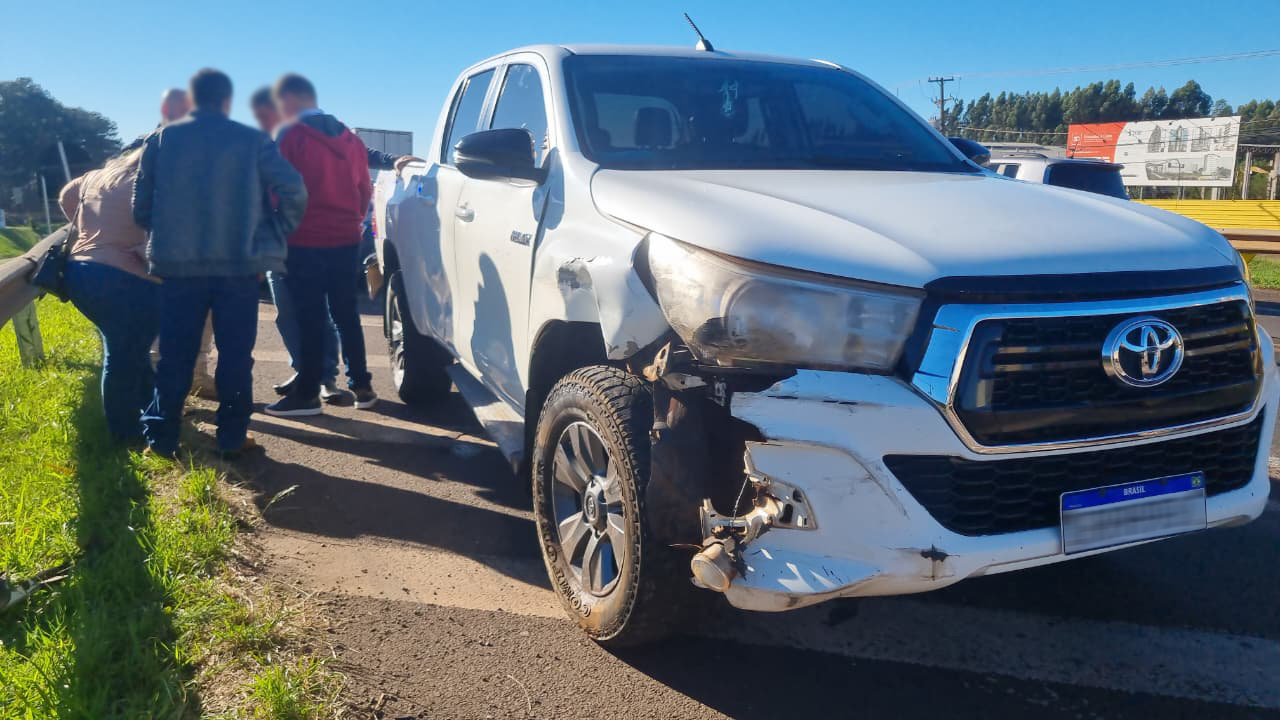 Hilux roda na pista após colisão lateral com caminhão na BR-277, em Cascavel