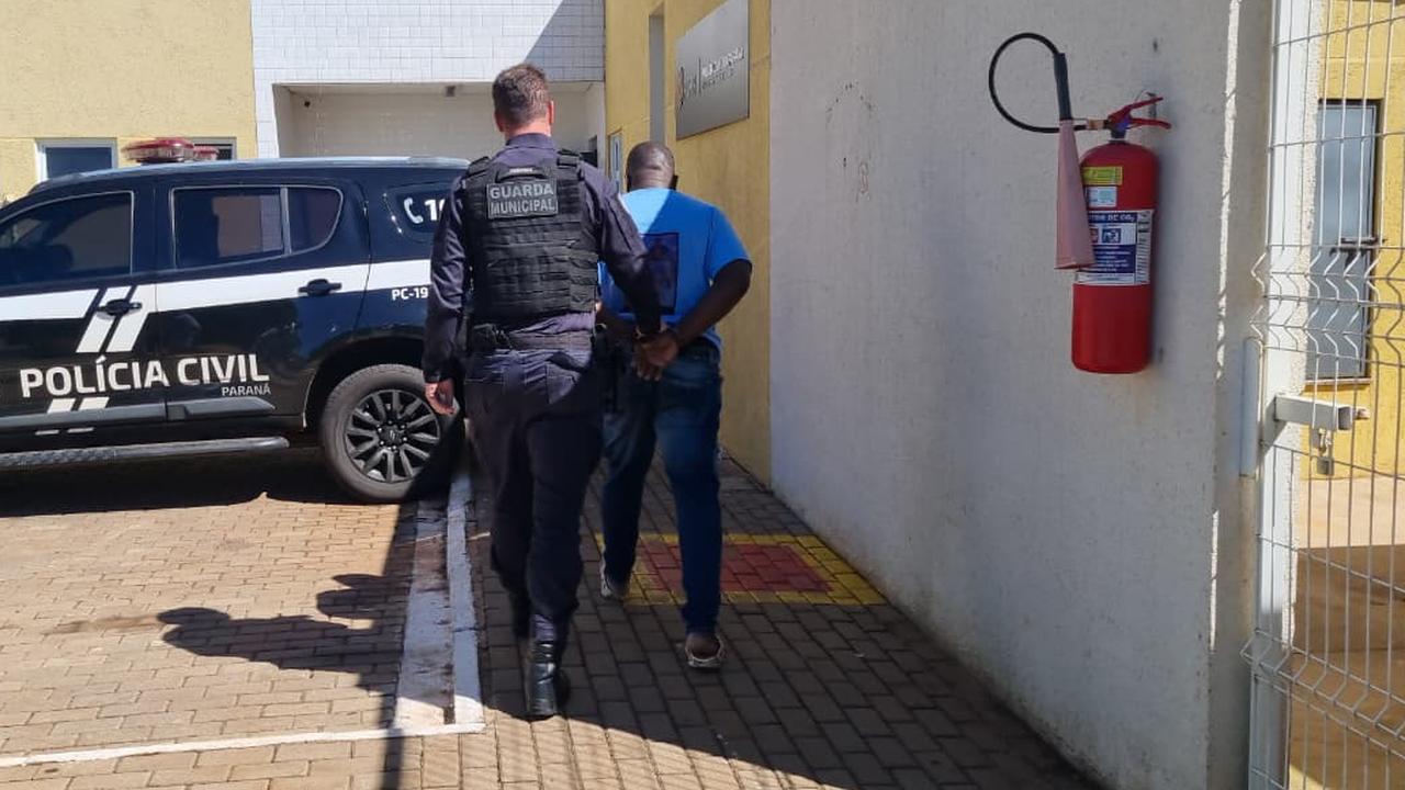 Homem tenta se esconder, mas acaba preso após agredir mulher em Cascavel