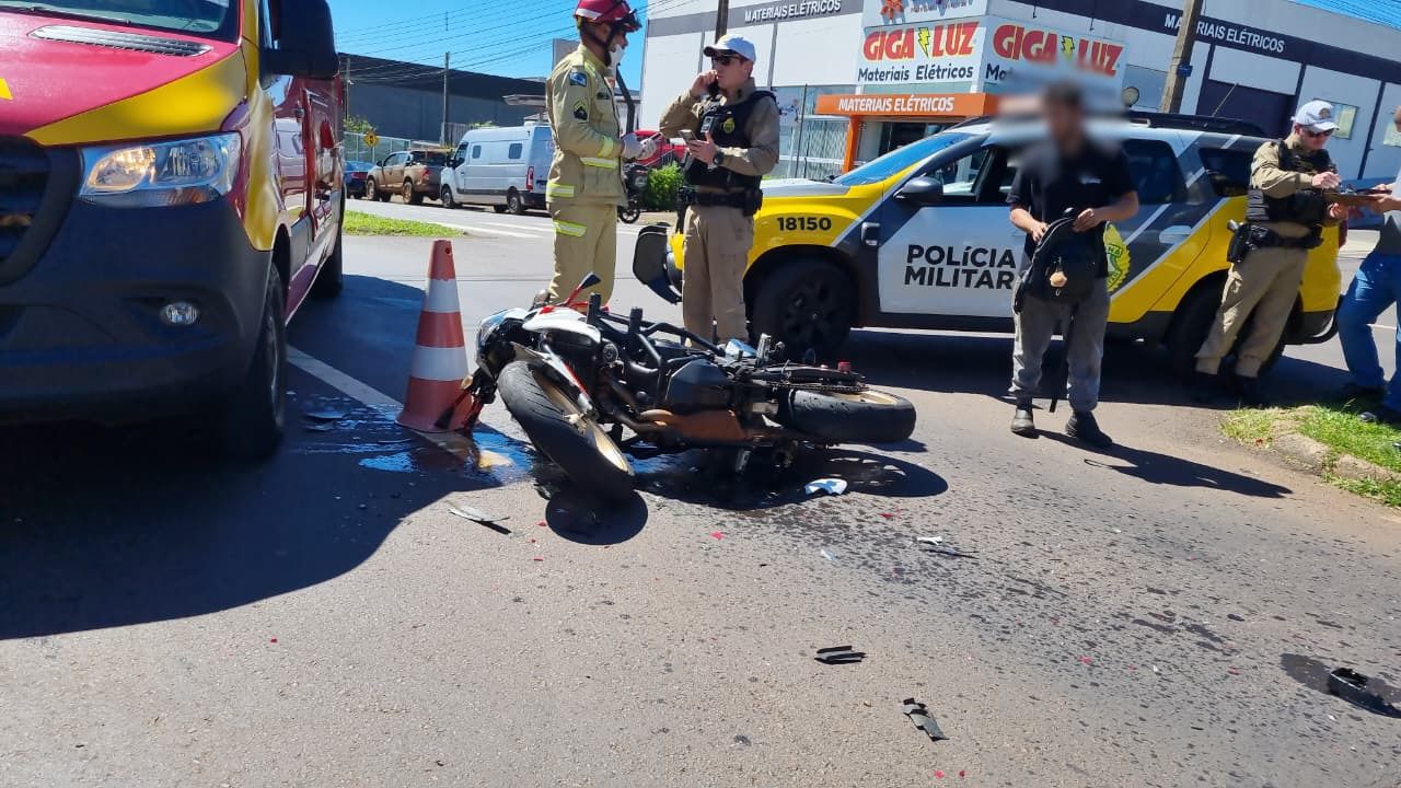 Motociclista fica ferida após colisão colisão com carro na Avenida Rocha Pombo