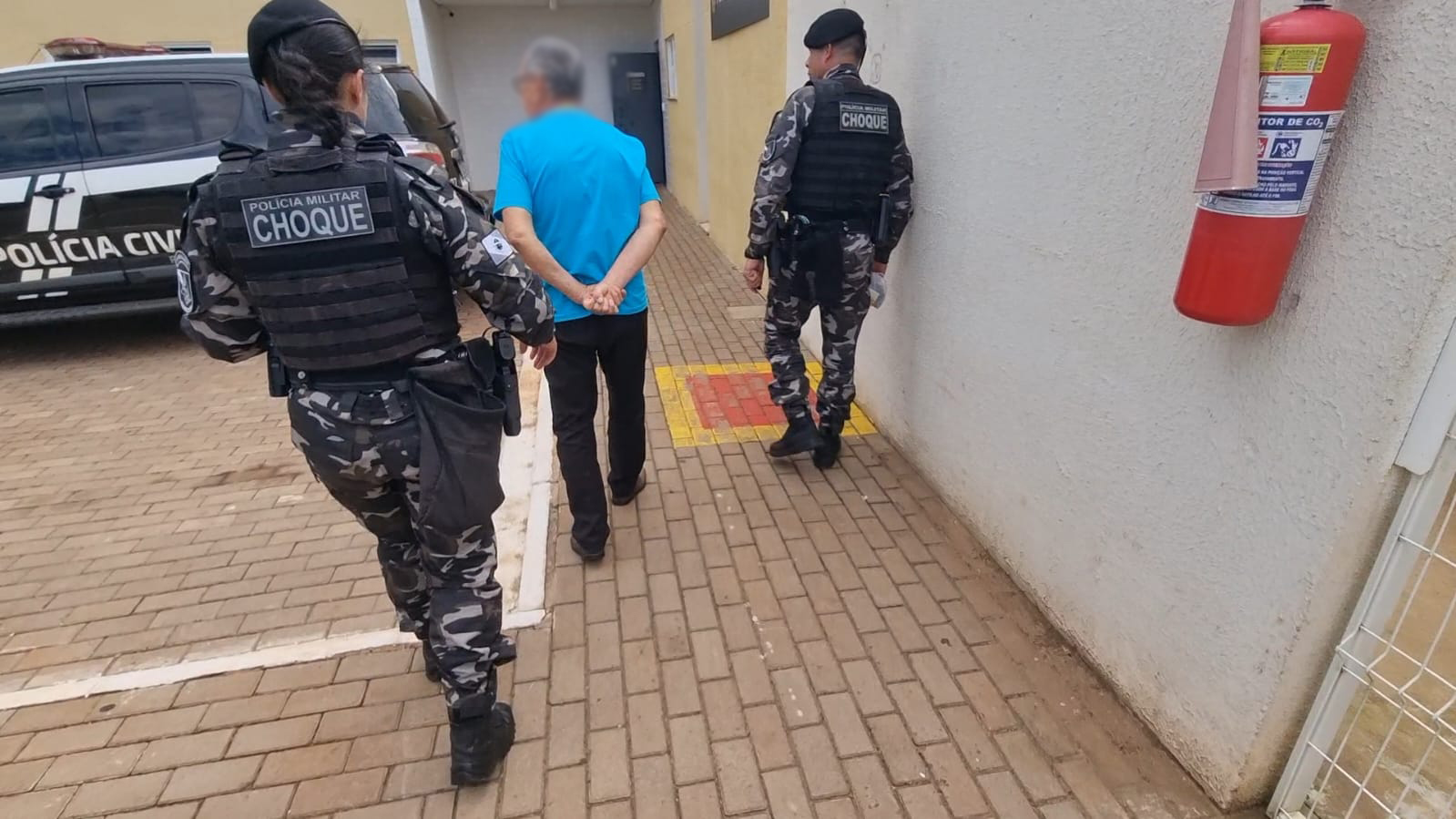 Imagem referente a Idoso puxou criança pelo braço, beijou o rosto e pediu beijo na boca, diz PM