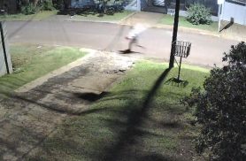 “Pega ladrão!”: Criminoso foge após furto e moradores dizem estar sem resposta da polícia em Cascavel