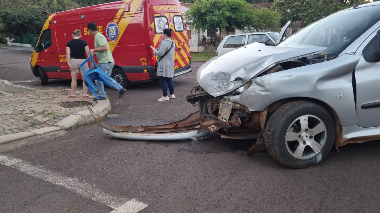 Duas pessoas ficam feridas após batida entre dois carros no Bairro Parque São Paulo em Cascavel
