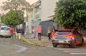 Após colisão, carro sobe em calçada e bate em árvore no centro de Umuarama