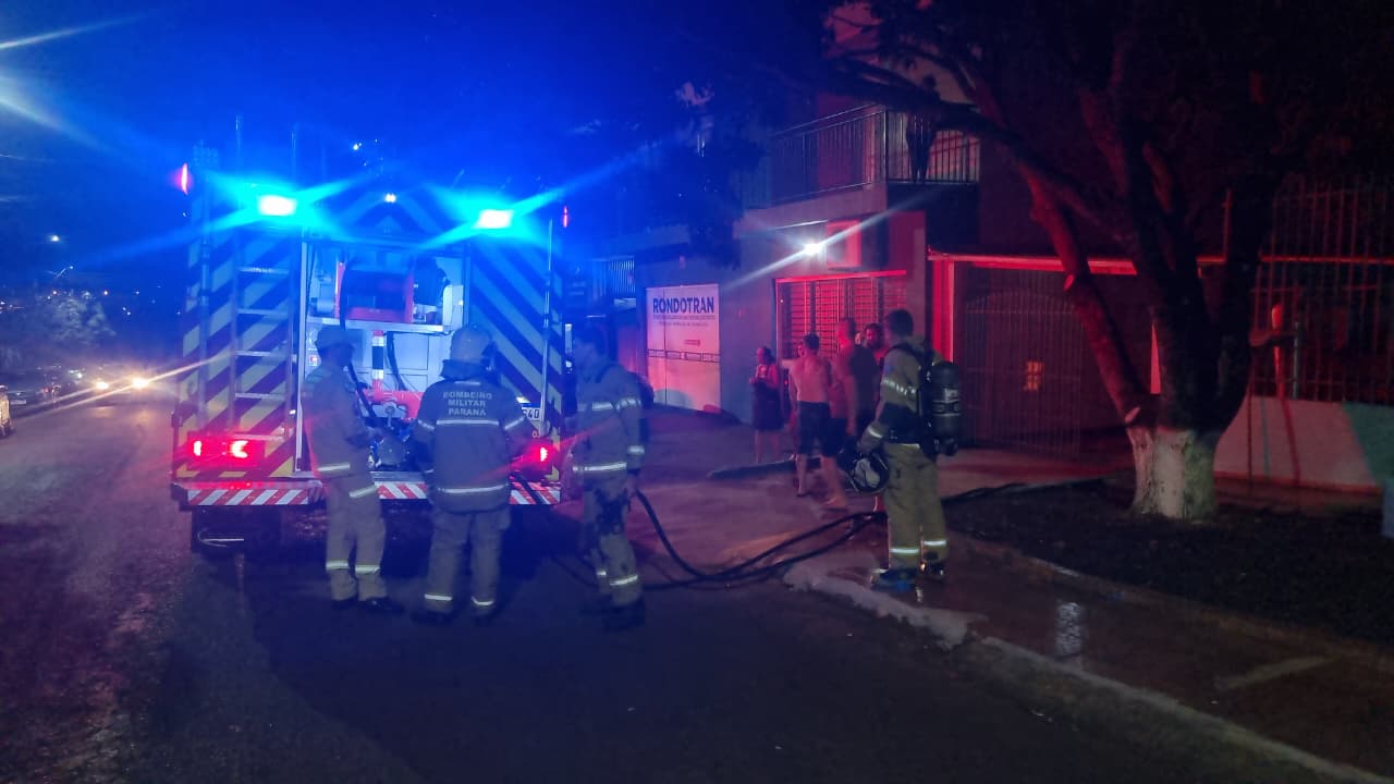 Incêndio mobiliza equipes do Corpo de Bombeiros no Bairro Alto Alegre