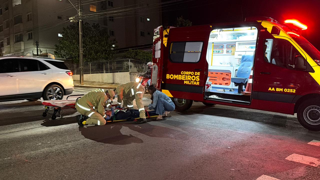 Jovem de 27 anos fica ferida em colisão entre Kwid e Biz no Centro de Cascavel