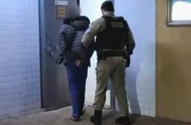 Homem é encaminhado à delegacia após agredir esposa durante discussão em Cascavel