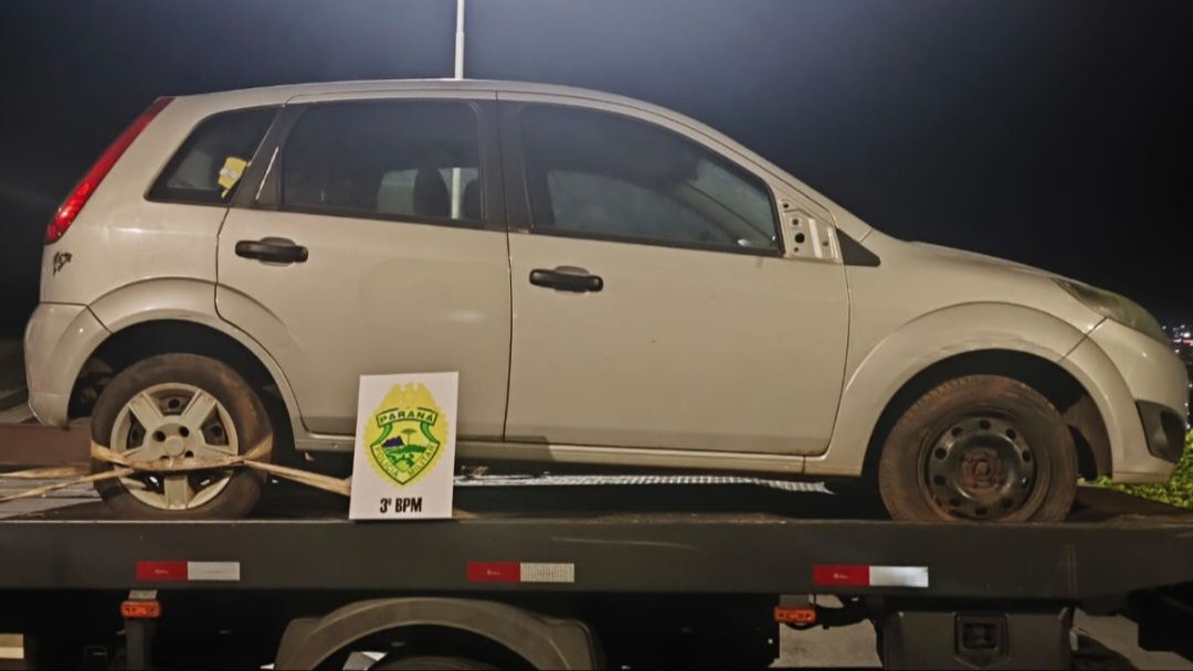 PM recupera Fiesta furtado encontrado sem placas e com diversos danos Imagem referente a PM recupera Fiesta furtado encontrado sem placas e com diversos danos