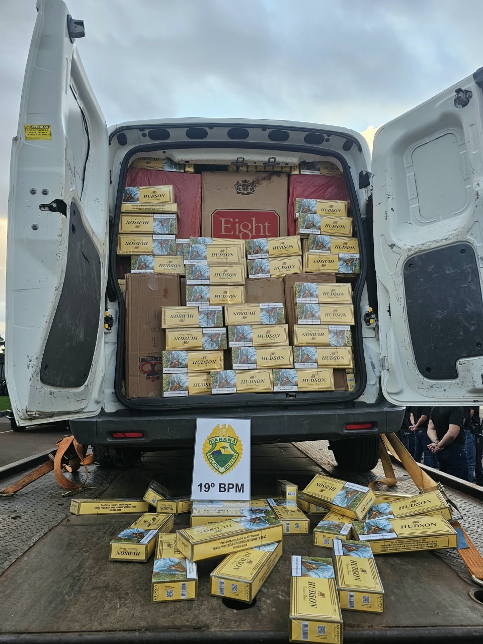 PM apreende cerca de 2 mil pacotes de cigarros contrabandeados na BR-163, em Toledo