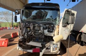 Colisão traseira entre caminhões deixa motorista ferido na BR-369, em Corbélia Colisão traseira entre caminhões deixa motorista ferido na BR-369, em Corbélia