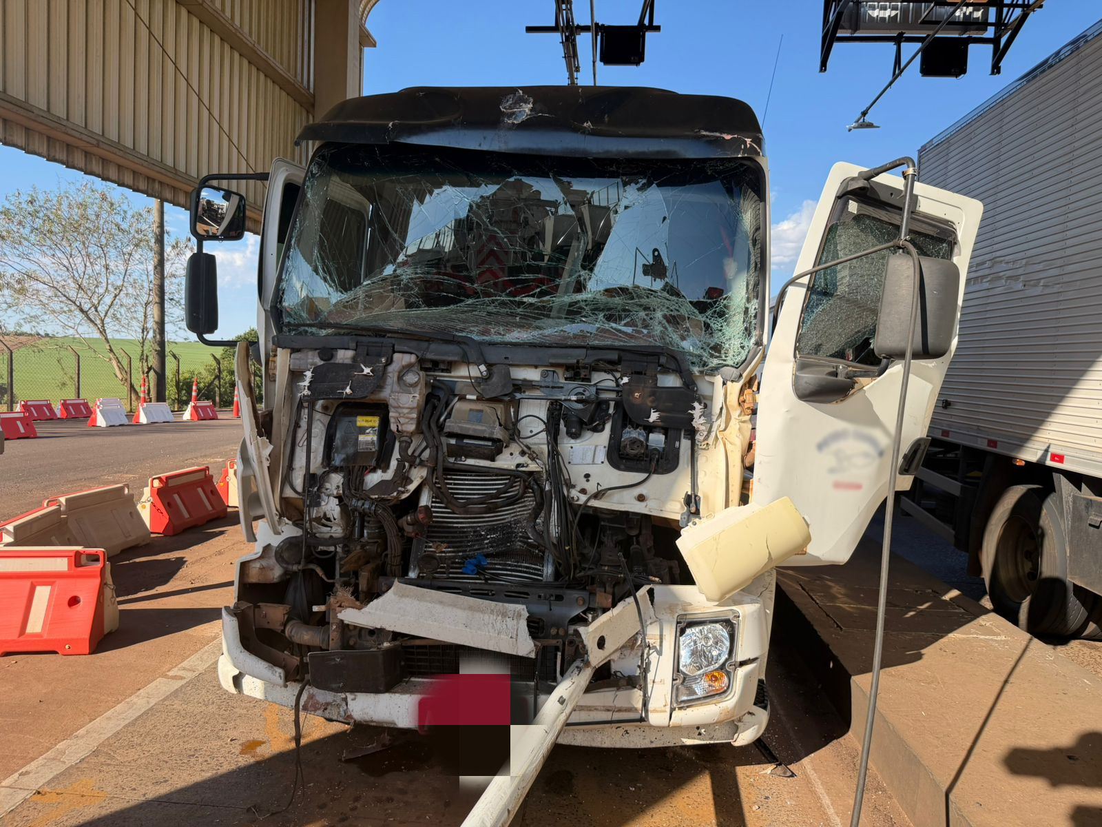 Imagem referente a Colisão traseira entre caminhões deixa motorista ferido na BR-369, em Corbélia