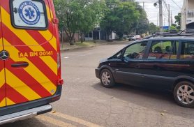 Mulher é atropelada por Zafira na Rua Rio da Paz, em Cascavel Mulher é atropelada por Zafira na Rua Rio da Paz, em Cascavel