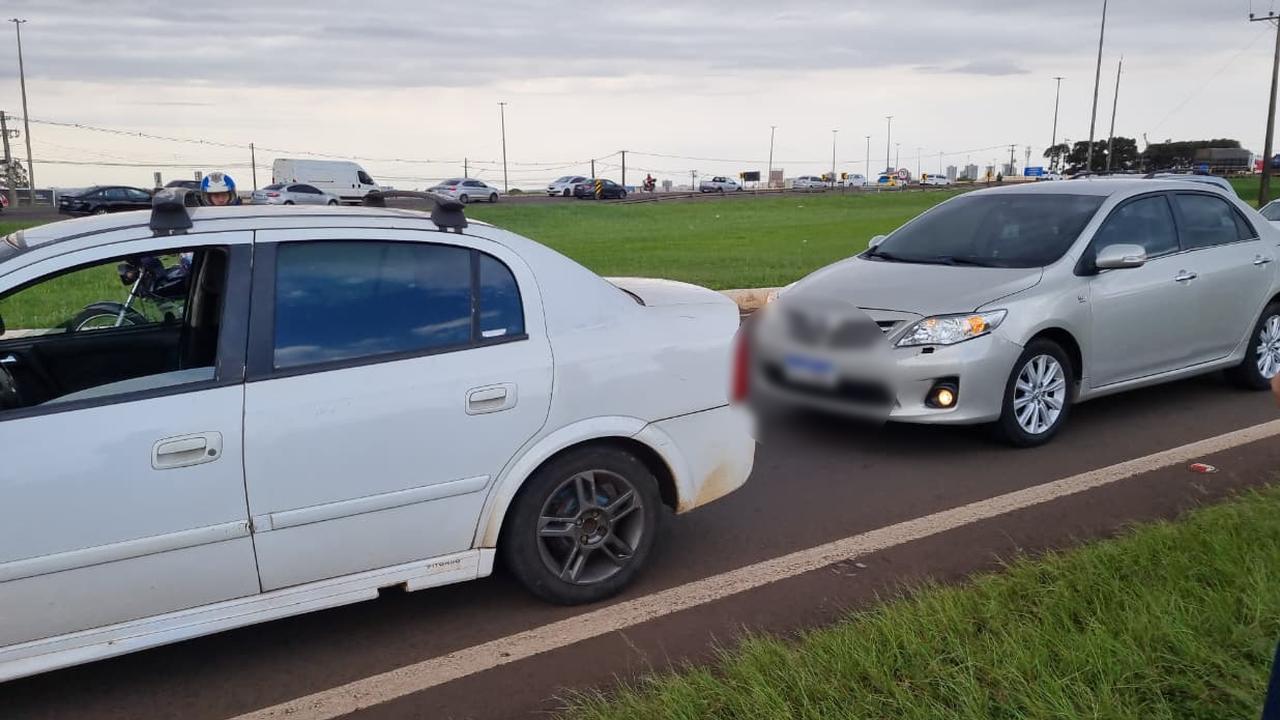 Colisão entre Astra e Corolla é registrada no Trevo Guarujá em Cascavel