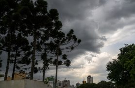 Temporal em Cascavel muda de cenário, mas chuva e tempestade ainda podem ocorrer nesta sexta