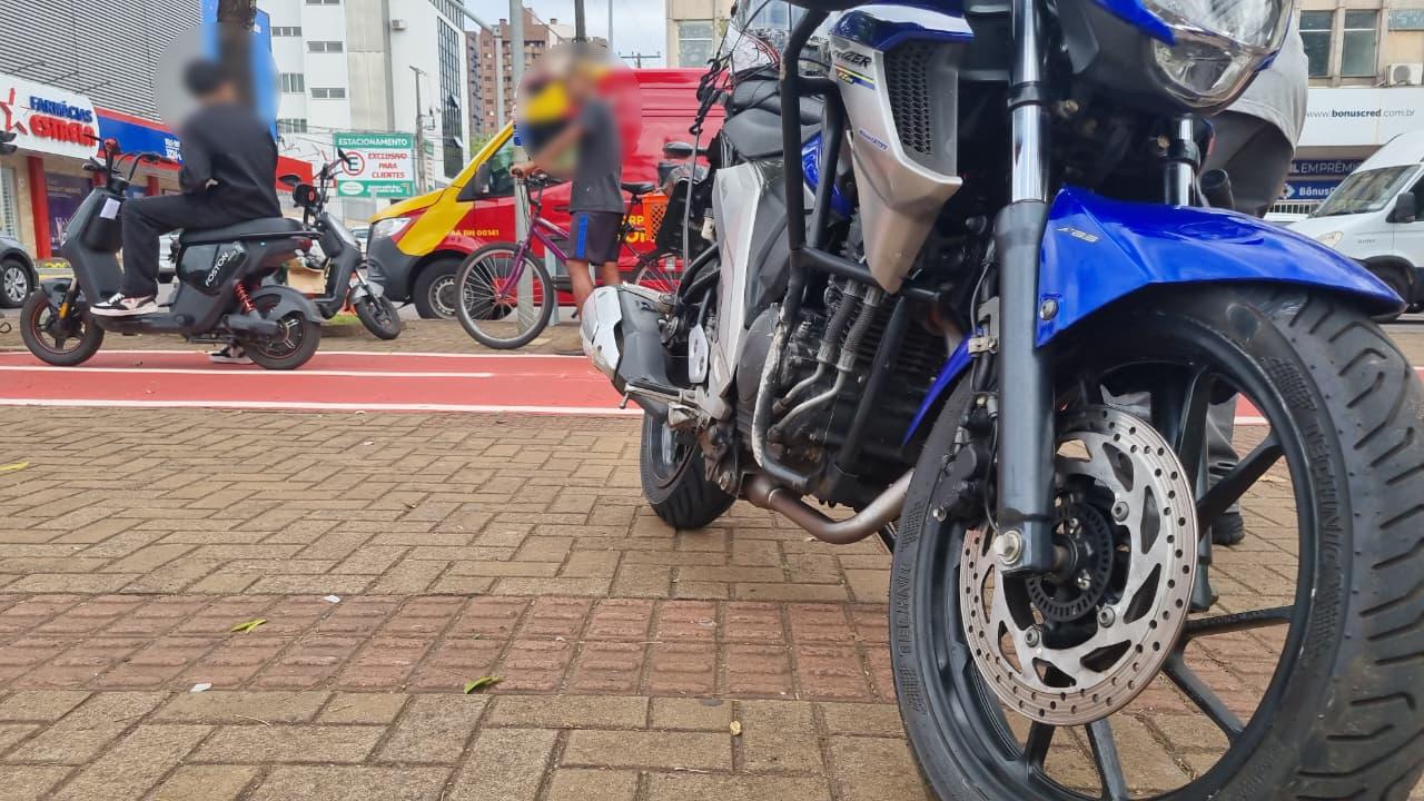 Acidente entre moto e autopropelido deixa uma vítima ferida no Centro