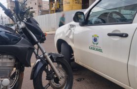 Carro da Prefeitura se envolve em acidente com moto na região central de Cascavel Carro da Prefeitura se envolve em acidente com moto na região central de Cascavel