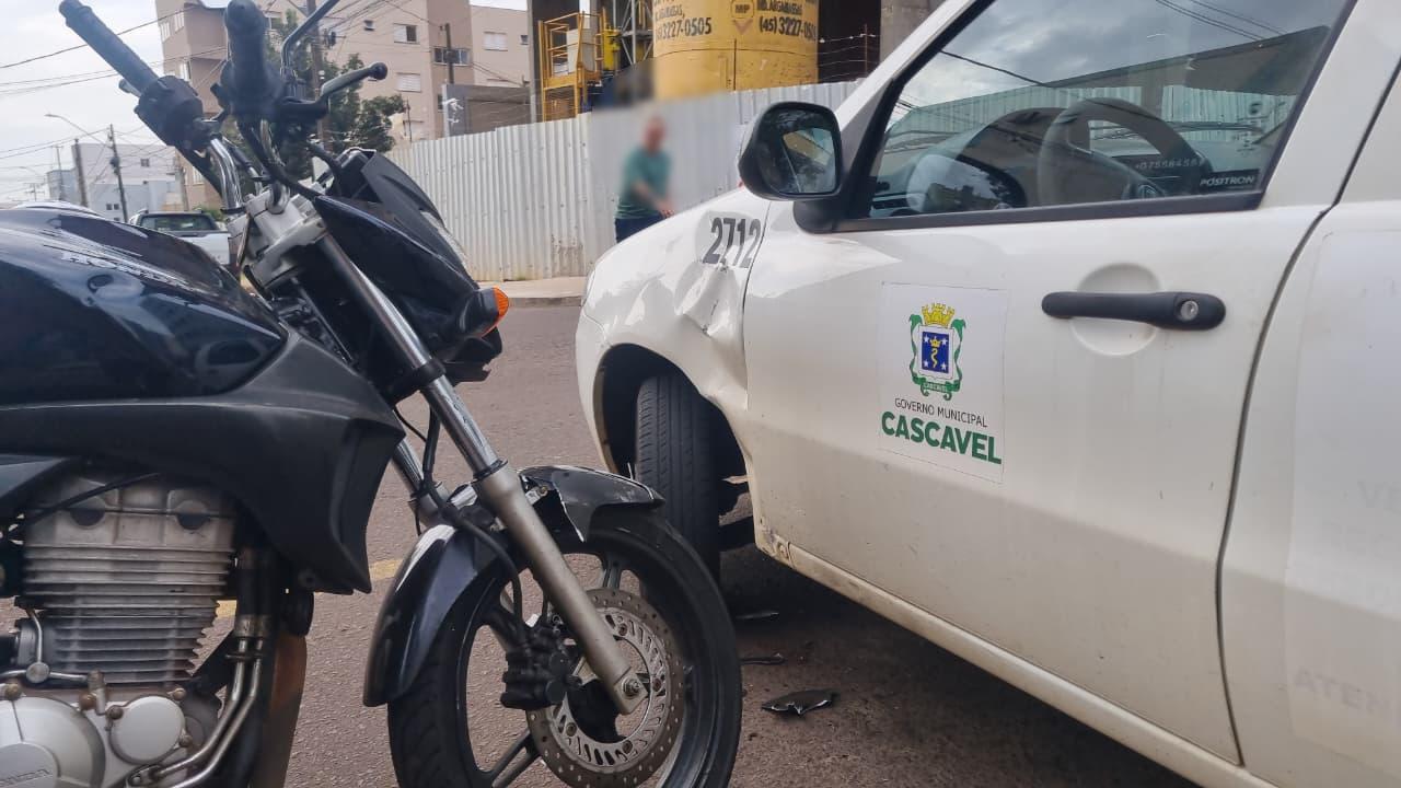 Carro da Prefeitura se envolve em acidente com moto na região central de Cascavel