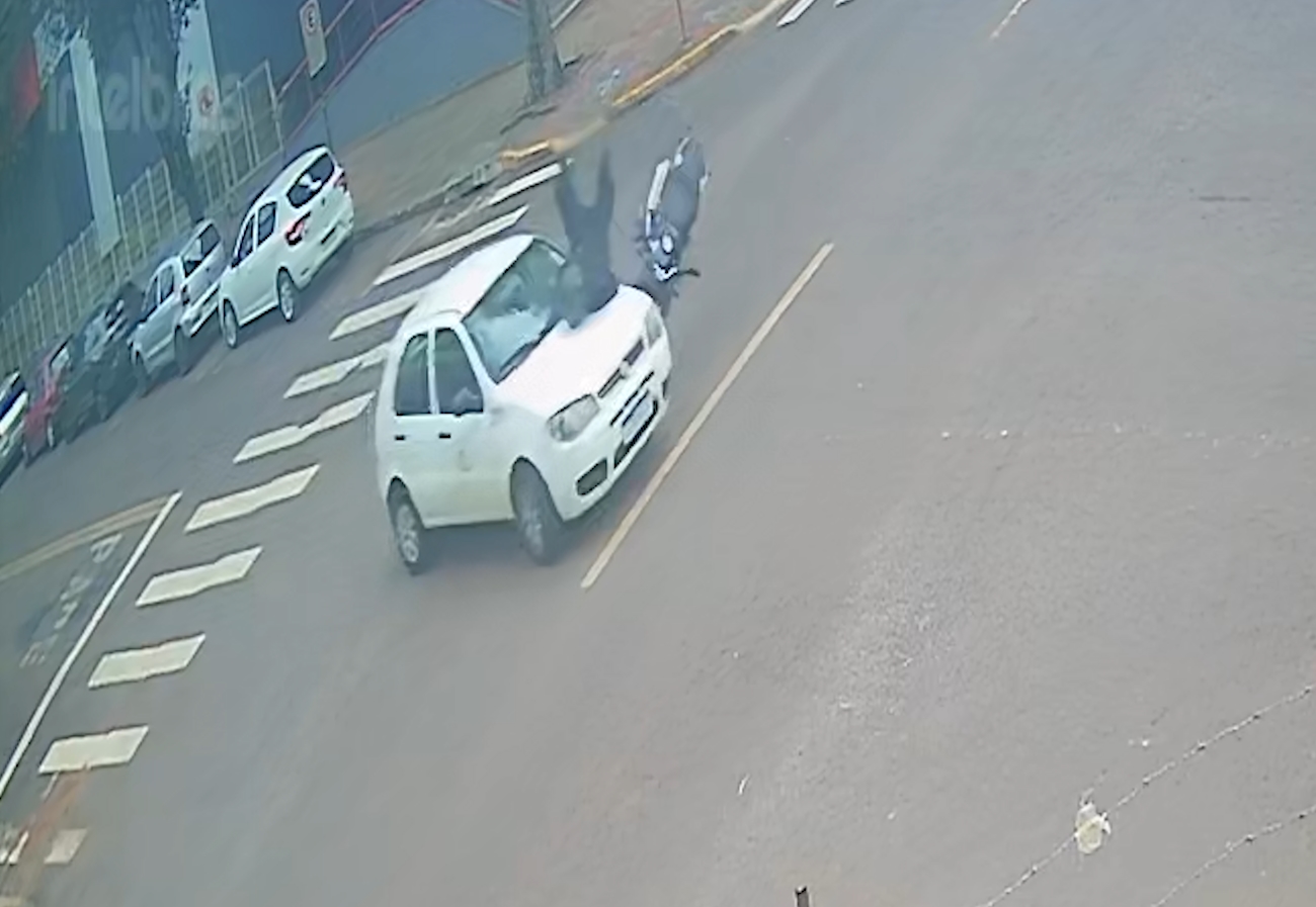Veja carro da prefeitura de Cascavel furando preferencial e provocando acidente