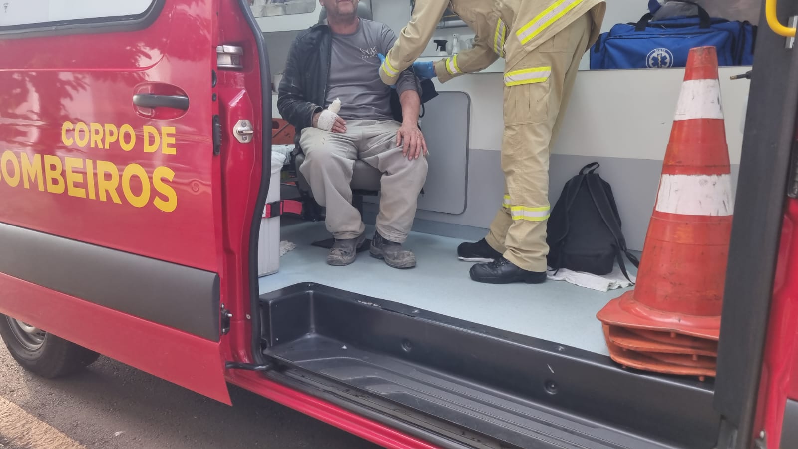 Homem sofre laceração e fratura em queda de moto no Centro de Cascavel