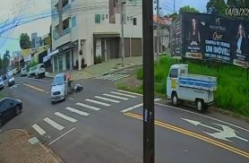 Veja o momento da batida entre carro e moto que deixou duas vítimas feridas Veja o momento da batida entre carro e moto que deixou duas vítimas feridas