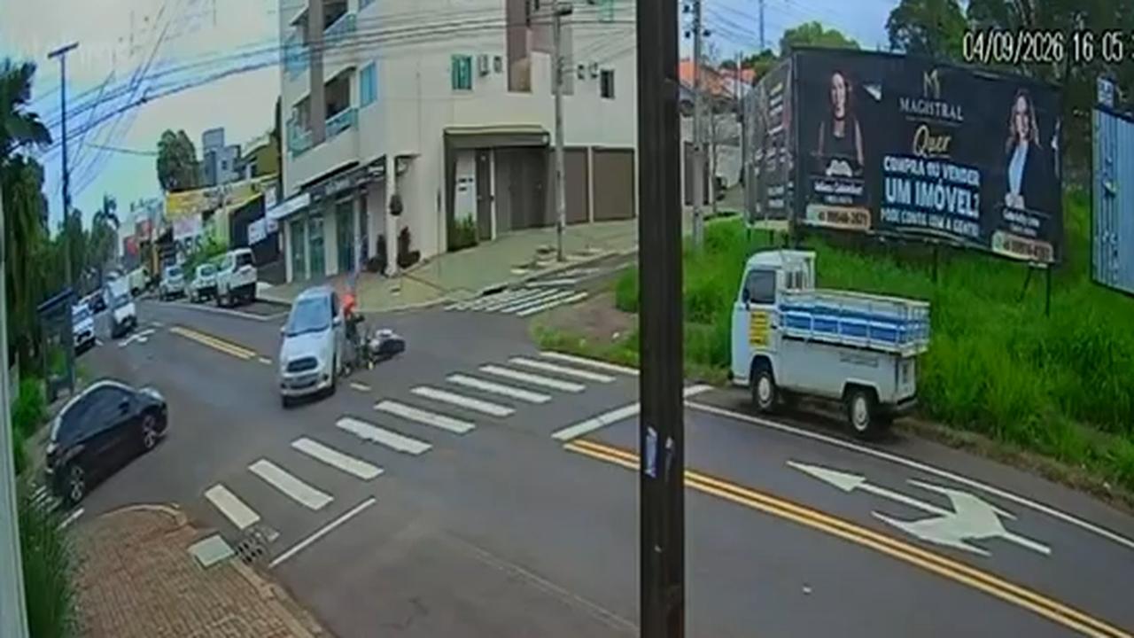 Veja o momento da batida entre carro e moto que deixou duas vítimas feridas