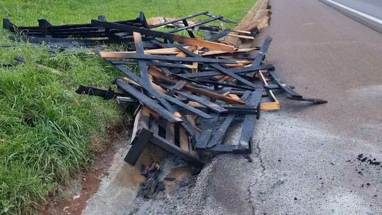 Carga de madeira é queimada após princípio de incêndio em caminhão na BR-277