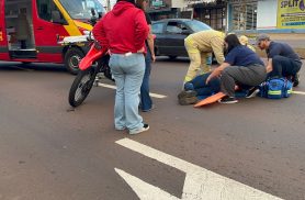 Mudança de faixa e ponto cego causam colisão entre Range Rover e moto na Carlos Gomes, em Cascavel
