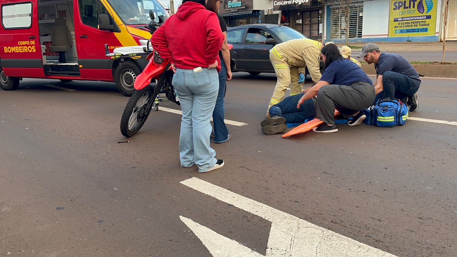 Mudança de faixa e ponto cego causam colisão entre Range Rover e moto na Carlos Gomes, em Cascavel
