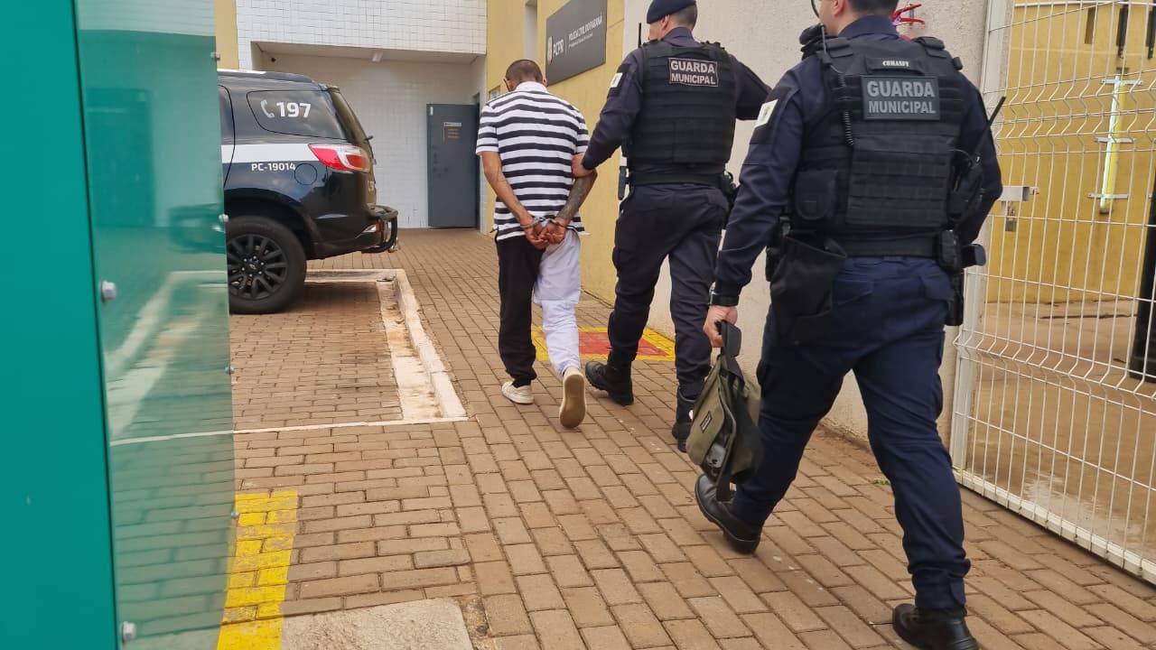 Usuário de drogas é detido após descumprir medida protetiva contra a própria mãe de criação