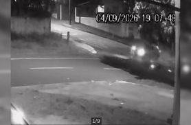Câmera de segurança flagra colisão entre carro e ciclomotor no Cancelli, em Cascavel