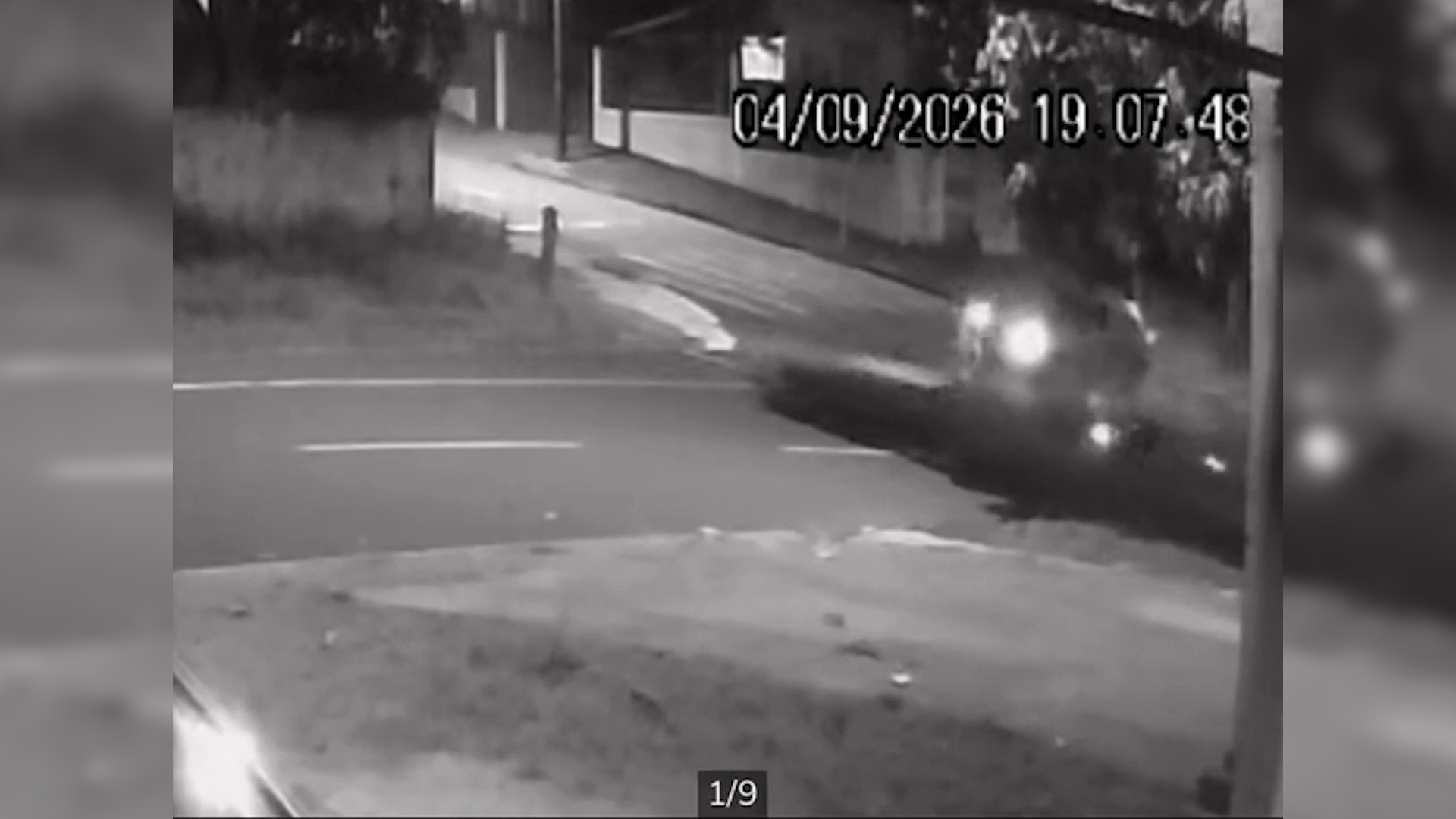 Câmera de segurança flagra colisão entre carro e ciclomotor no Cancelli, em Cascavel