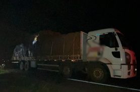 PRF é acionada após fardo de plástico pender e danificar caminhão na via, em Cascavel