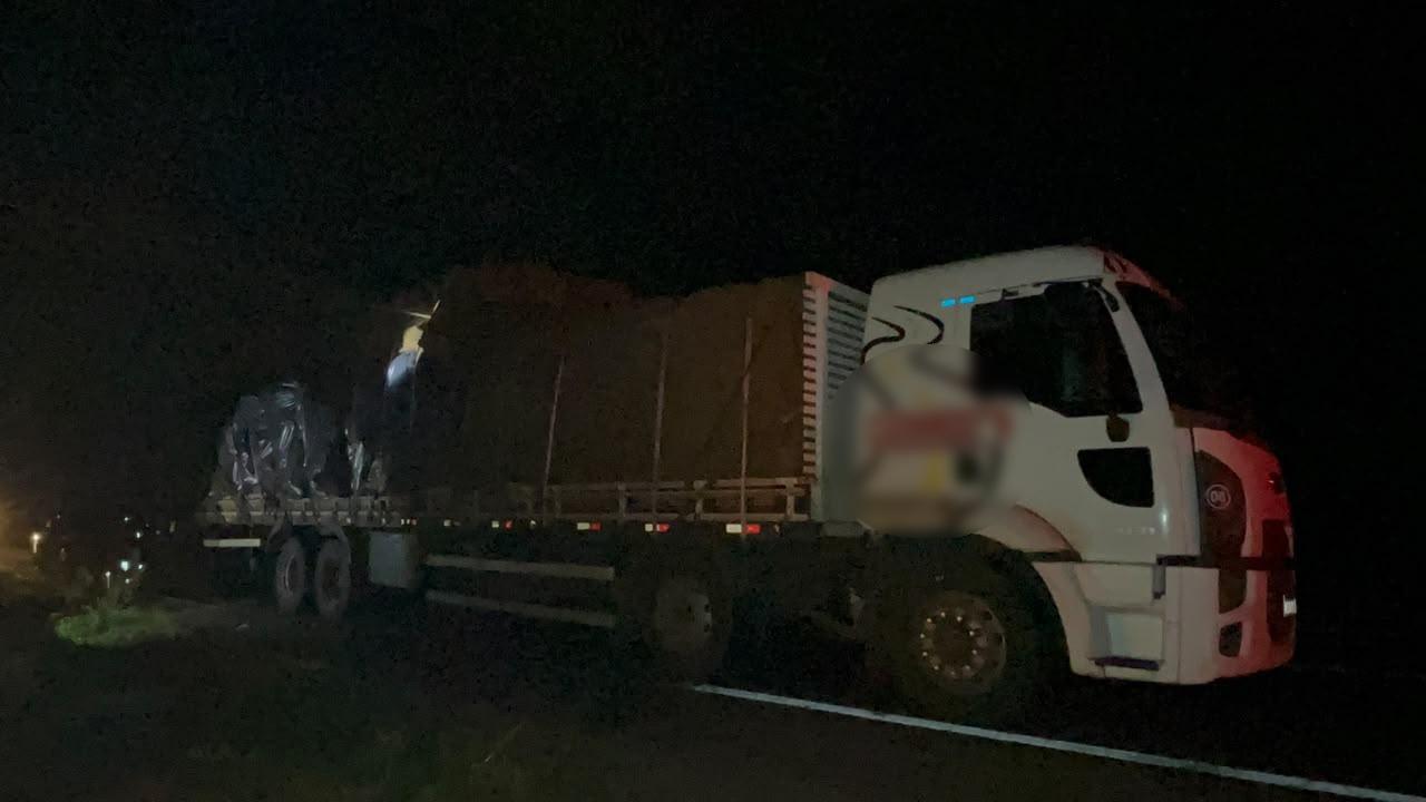 PRF é acionada após fardo de plástico pender e danificar caminhão na via, em Cascavel
