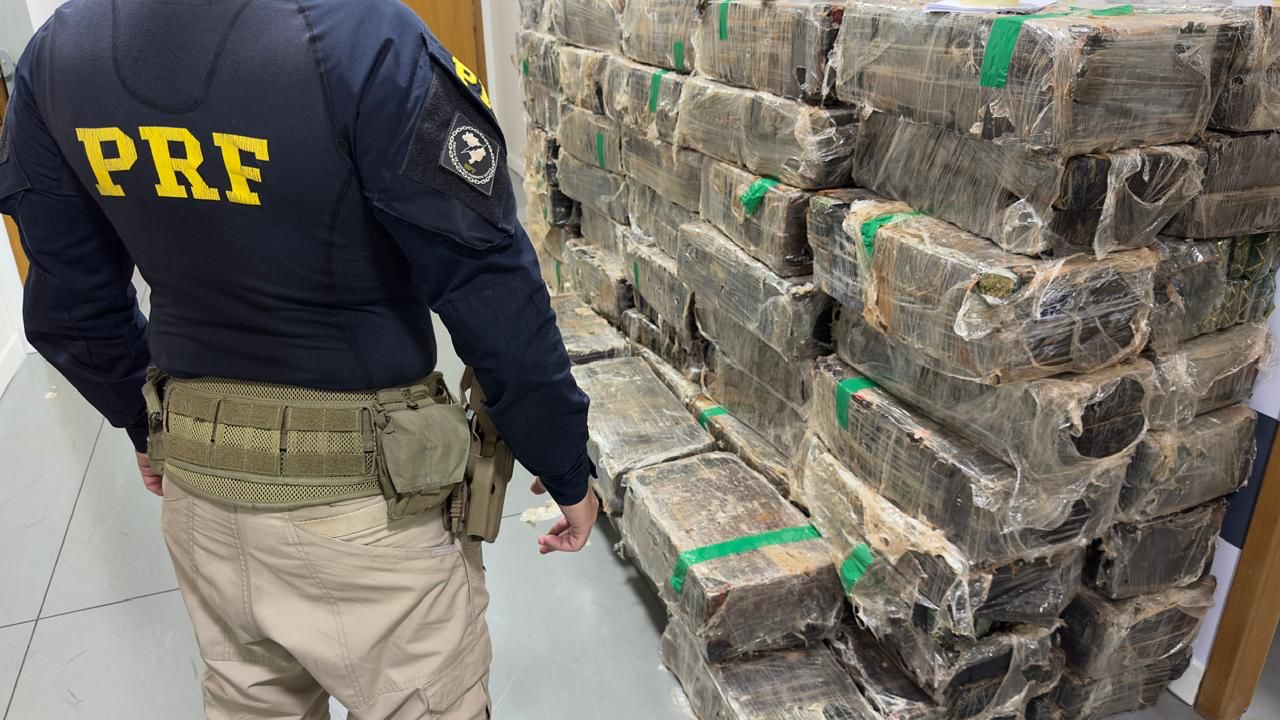 Carga de estruturas metálicas escondia quase duas toneladas de droga na BR-369 Imagem referente a Carga de estruturas metálicas escondia quase duas toneladas de droga na BR-369