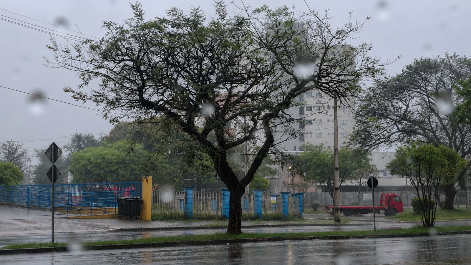 Imagem referente a Feriadão da Independência começa com chuva, frio e risco de tempestades em Cascavel