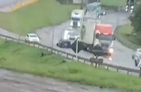 Astra roda na chuva e bate na traseira de ônibus na BR-277 em Cascavel