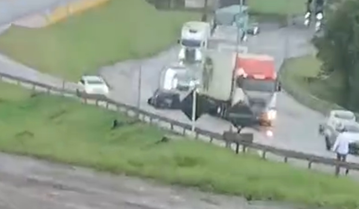 Astra roda na chuva e bate na traseira de ônibus na BR-277 em Cascavel
