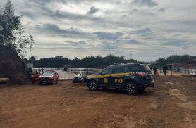 Corsa é retirado do Rio Piquiri e motorista é encontrado morto após carro cair de madrugada