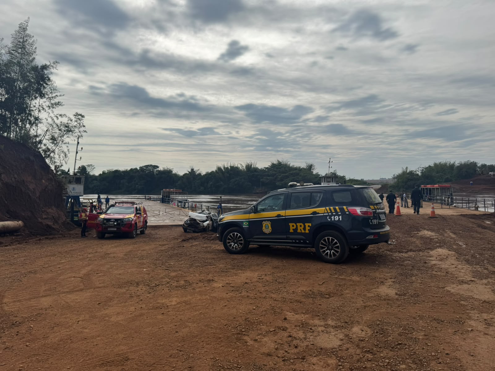 Corsa é retirado do Rio Piquiri e motorista é encontrado morto após carro cair de madrugada Imagem referente a Corsa é retirado do Rio Piquiri e motorista é encontrado morto após carro cair de madrugada